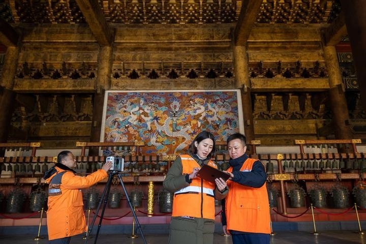 北京市測(cè)繪設(shè)計(jì)研究院團(tuán)隊(duì)在太廟測(cè)繪（2023年2月19日攝）。2020年9月起，北京市測(cè)繪設(shè)計(jì)研究院的技術(shù)團(tuán)隊(duì)開(kāi)展了北京中軸線遺產(chǎn)點(diǎn)實(shí)地測(cè)繪，從文物保護(hù)、環(huán)境整治、文物騰退等方面為北京中軸線申遺提供空間數(shù)據(jù)底板。
