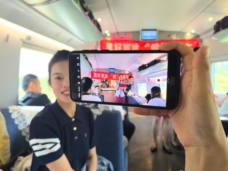 在活動中，旅客紛紛舉起手機(jī)拍攝。顏笑攝