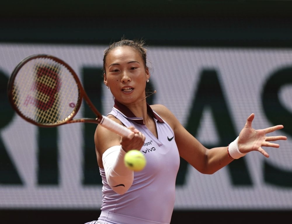 6月1日，鄭欽文在比賽中回球。新華社記者 李京 攝