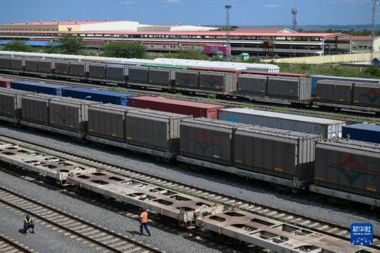 5月31日，在蒙內(nèi)鐵路內(nèi)羅畢站到發(fā)場，鐵路工人在鐵道旁巡檢。新華社記者 楊光 攝