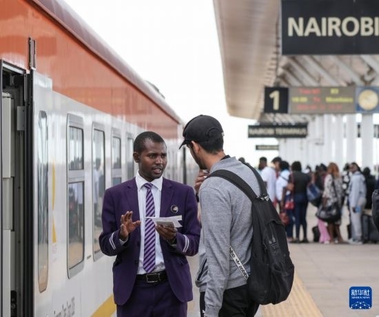 5月31日，在蒙內(nèi)鐵路內(nèi)羅畢站，乘務(wù)員為乘客檢票。新華社記者 李亞輝 攝