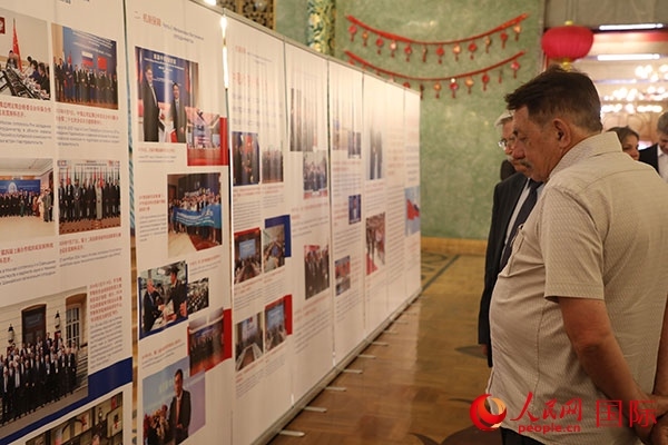 與會(huì)嘉賓參觀中俄科技創(chuàng)新合作圖片展。人民網(wǎng)記者 肖新新攝