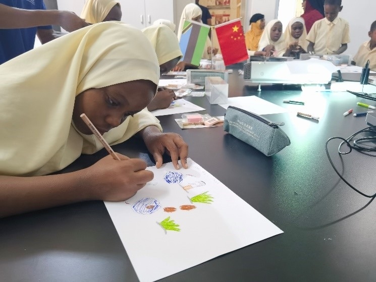 學生踴躍參與繪畫活動。施亮攝