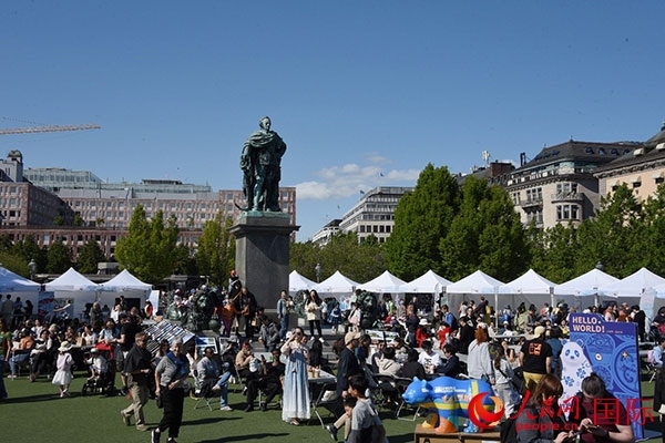 “你好！中國”端午游園會在斯德哥爾摩國王花園廣場舉辦。人民網(wǎng)記者 殷淼攝