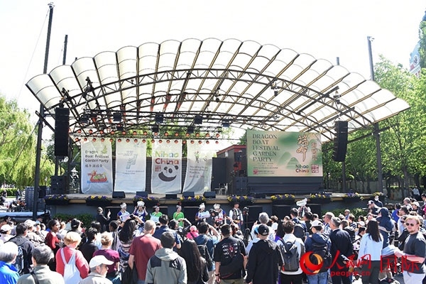 中瑞民眾歡聚國王花園廣場共慶端午佳節(jié)。人民網(wǎng)記者 殷淼攝