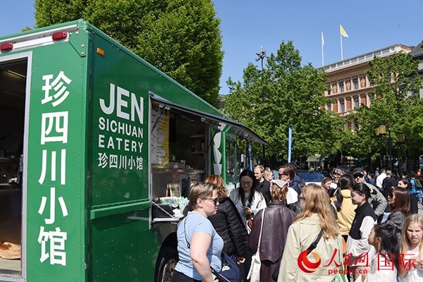 中國美食攤。人民網(wǎng)記者 殷淼攝