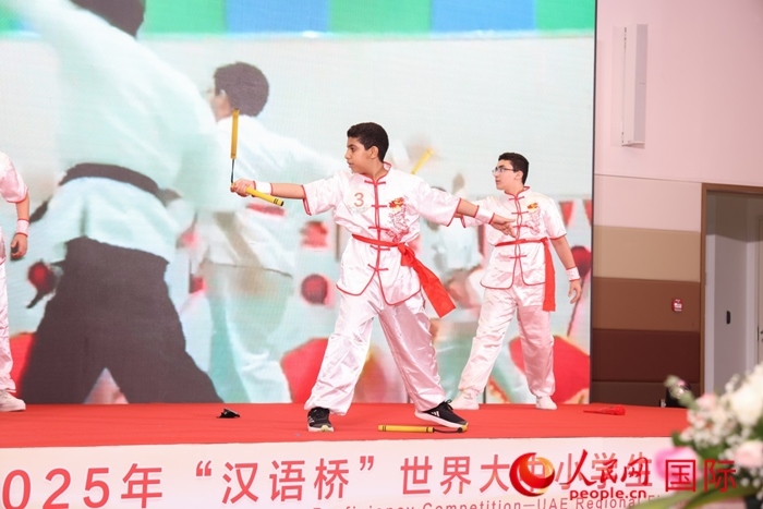 雙節(jié)棍表演。人民網(wǎng)記者任皓宇攝