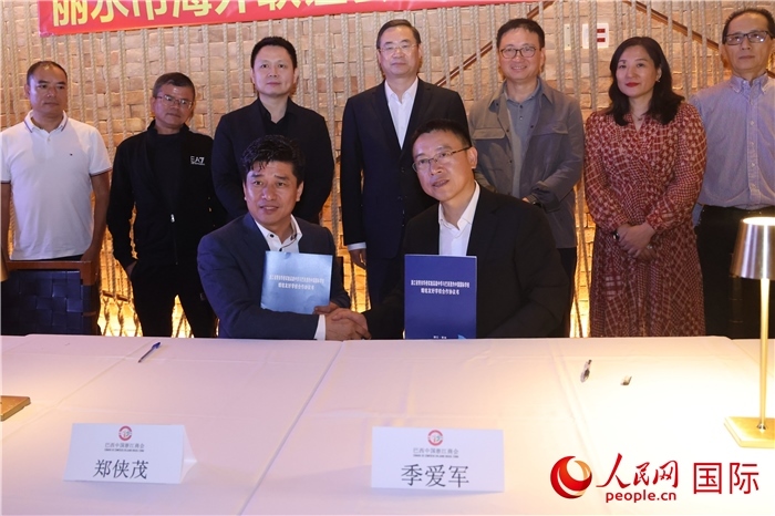 浙江省青田華僑實(shí)驗(yàn)高級中學(xué)與巴西里約中國國際學(xué)校在座談會上締結(jié)為友好學(xué)校，青田縣人民政府僑務(wù)辦公室主任季愛軍和擔(dān)任巴西里約中國國際學(xué)校董事長的鄭俠茂作為代表簽署協(xié)議。 人民網(wǎng)記者 時(shí)元皓攝