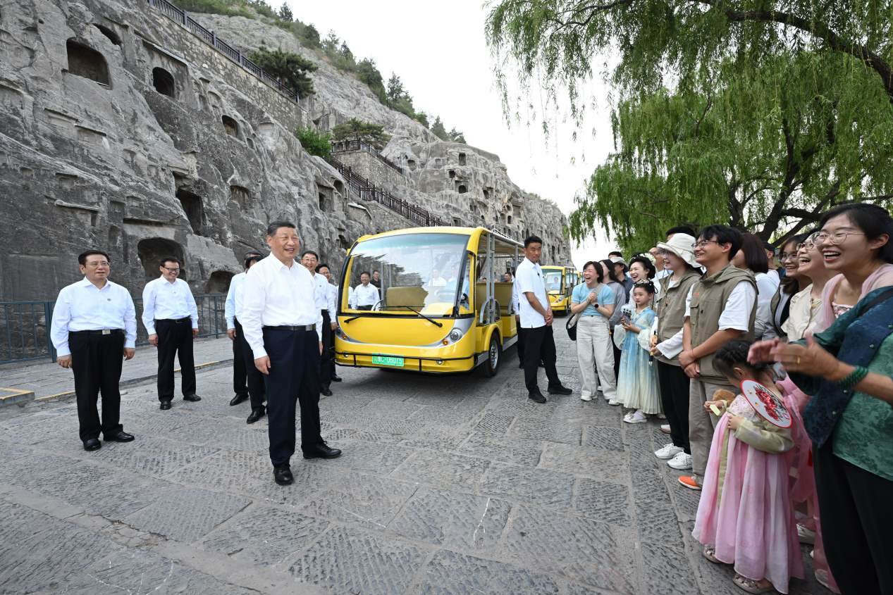 5月19日，習(xí)近平在洛陽(yáng)龍門石窟考察時(shí)，同游客親切交流。