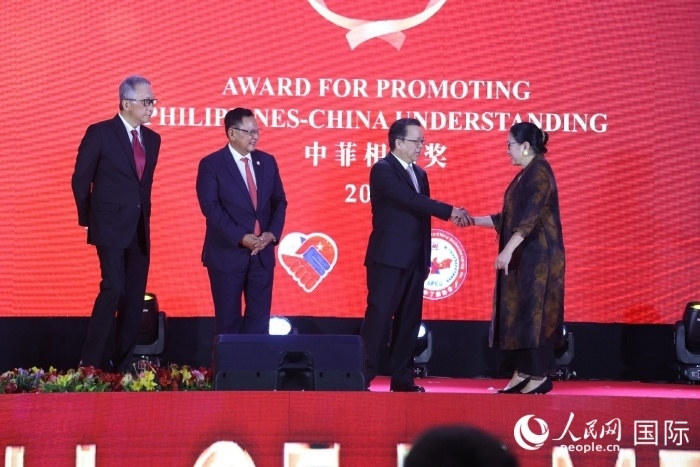 菲律賓前參議員許爾琦榮獲“終身成就獎”。人民網記者樊帆 攝