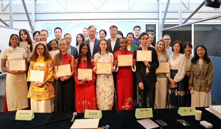 圖1：中國(guó)駐法使館公使陳力、教育公參周家貴與比賽師生、評(píng)委合影（圖片：巴黎西岱大學(xué)孔子學(xué)院）